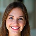 Retrato de Carmen R., una clienta sonriente.